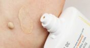 باز شده ی کرم ضد آفتاب رنگی فتودرم ای آر بايودرما SPF50+