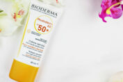 عکس کرم ضد آفتاب رنگی فتودرم ای آر بايودرما SPF50+