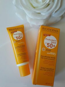 کرم ضد آفتاب رنگ روشن فتودرم مکس آکوا فلوئید بایودرما SPF50+ همراه جعبه و گل