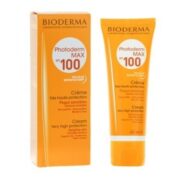 جعبه همراه با تیوپ کرم ضد آفتاب فتودرم مکس بایودرما SPF100