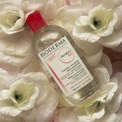 محلول پاک کننده پوست سنسیبیو H2O بایودرما 500ml همراه گل