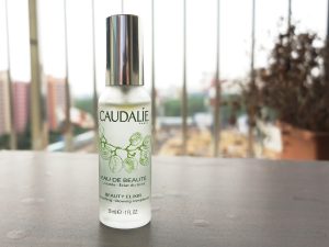 اسپری محلول شفاف کننده بیوتی الیکسیر کدلی 30ml پشت پنجره