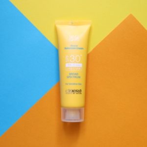 تیوپ کرم ضد آفتاب مخصوص پوست حساس سینره SPF30+