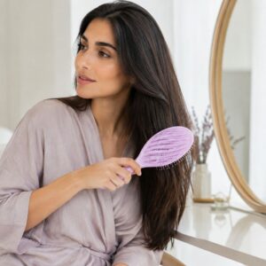 برس مو شیار دار رنگ شمعی با طراحی بیضی و دندانه‌های انعطاف‌پذیر